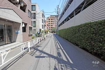 敷地東側の前面道路