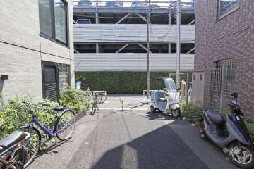 敷地北東側の前面道路