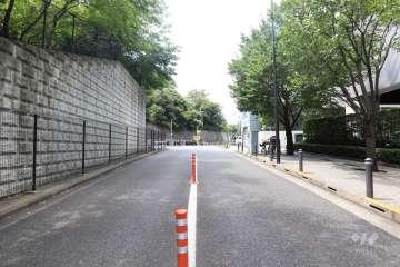 敷地南側の前面道路（東側から）