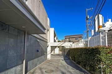 敷地内駐車場入り口