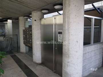 エントランスはオートロック付きです。