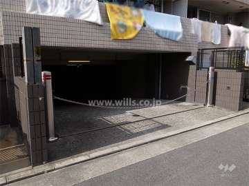 駐車場の入り口にはロボットゲートが設置されています。