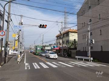 敷地西側の前面道路は県道尼崎宝塚線です。