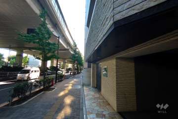 敷地南東側の前面道路（北東側から）