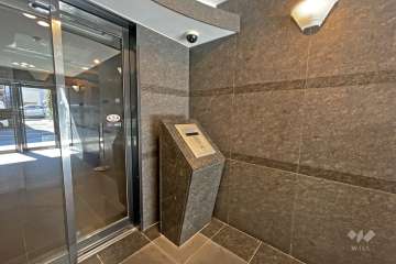 エントランスはオートロック付きです。