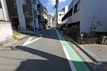 敷地北側の前面道路（北東側から）