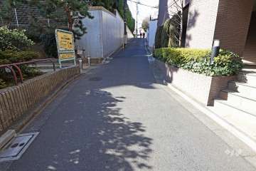 敷地南側の前面道路（東側から）