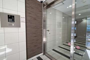 エントランスはオートロック付きです。