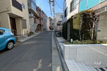 敷地南側の前面道路（東側から）