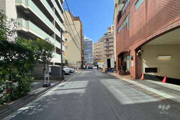 敷地南側の前面道路（西側から）