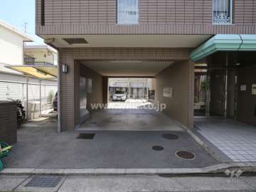 駐車場の出入り口。エントランス横は車寄せスペースとしても使えます。