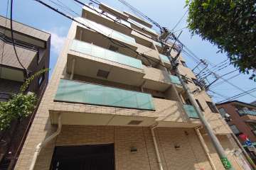 パークリュクス初台の外観（南西側から）