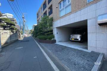 敷地南西側の前面道路（南東側から）