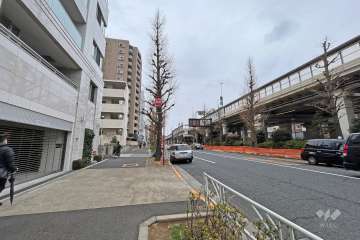 敷地西側の前面道路