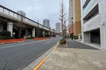 敷地西側の前面道路