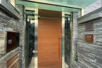 エントランスはオートロック付きです。