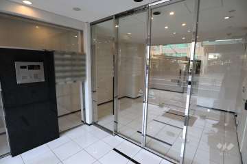 エントランスはオートロック付きです。