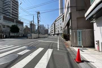 敷地南東側の前面道路（北東側から）