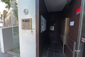 エントランスはオートロック付きです。