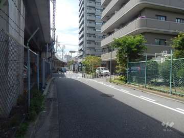 敷地南側には道を挟んで、阪神本線が走っています。