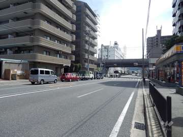 敷地西側は4車線の通りに面しています。