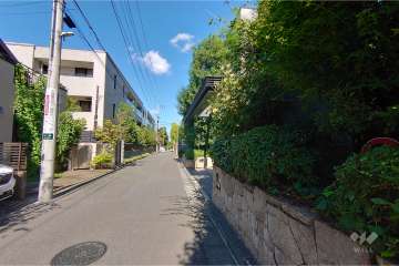 敷地北西側の前面道路（南西側から）
