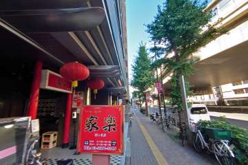 敷地南東側の前面道路（南西側から）