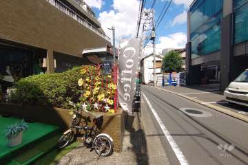 敷地北東側の前面道路（南東側から）