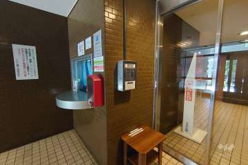 エントランスはオートロック付きです。