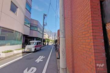敷地北西側の前面道路（南西側から）