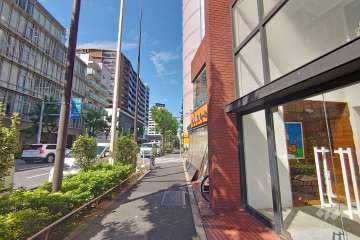 敷地南西側の前面道路（南東側から）