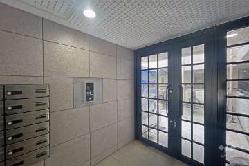 エントランスはオートロック付きです。