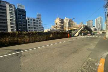 敷地南西側の前面道路（南東側から）