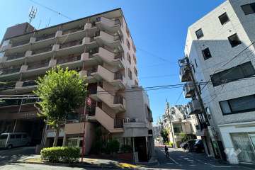 敷地北西側の前面道路（北東側から）