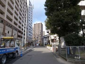 エントランス前の通り。周辺はマンションが中心に建ち並ぶ住宅地です。