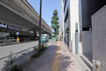 敷地北側の前面道路