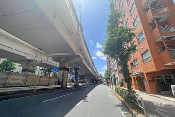 キャッスルマンション幡ヶ谷の前面道路（東側から）