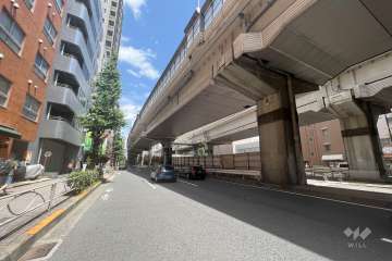 キャッスルマンション幡ヶ谷の前面道路（西側から）