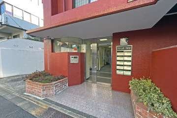 エントランスはオートロック付きです。