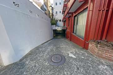 敷地内駐車場（屋内平面式）入り口