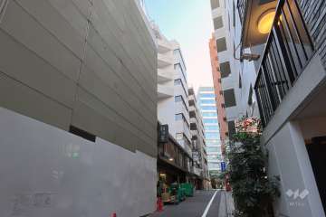 敷地南側前面道路。宮益坂から1本北に入った通りです。