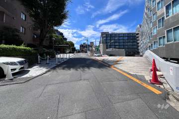敷地の南側前面道路（東側から）