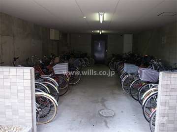 建物1階部分にある駐輪場