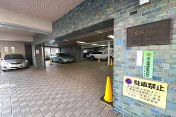 エントランスと駐車場（屋内平面式）