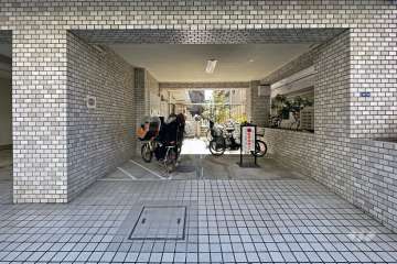 敷地内駐車場（屋内平面式）と駐輪場