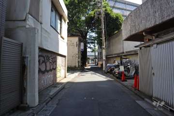 敷地東側の前面道路（北側から）