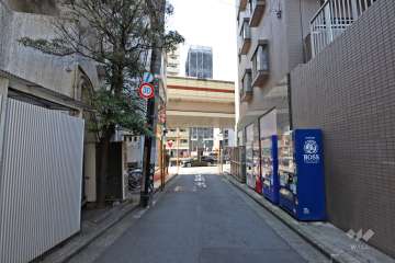 敷地東側の前面道路（南側から）