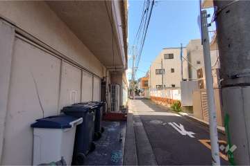 敷地南東側の前面道路（南西側から）