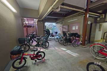 屋内に設けられた駐輪場