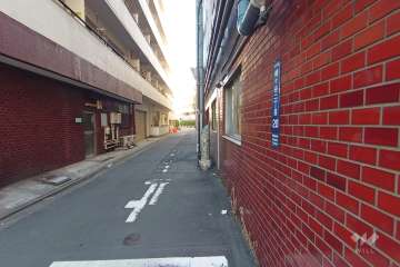 敷地西側の前面道路（南側から）
